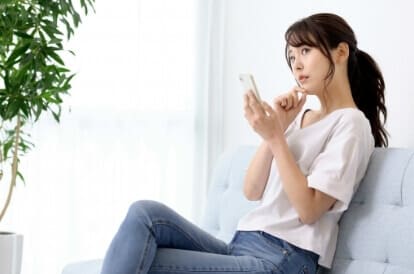 無料カウンセリングをしている女性の画像