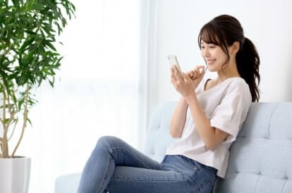 来店予約をしている女性の画像