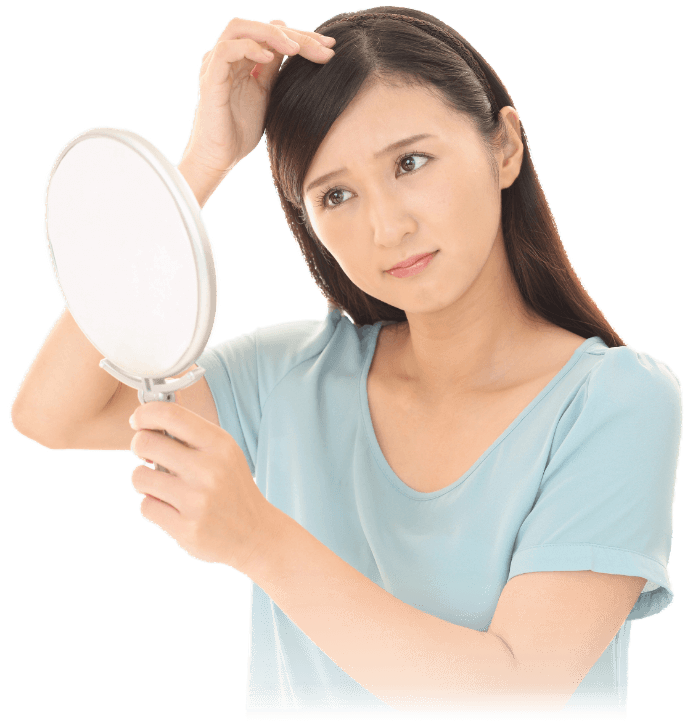 薄毛に悩む女性の画像